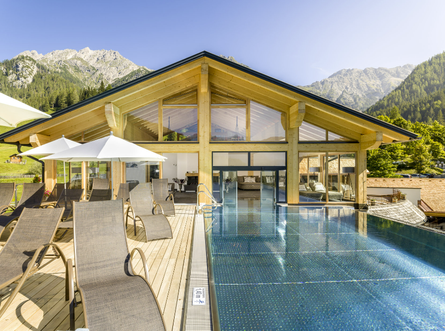 Modernes Hotel aus Holz mit Pool in den Bergen